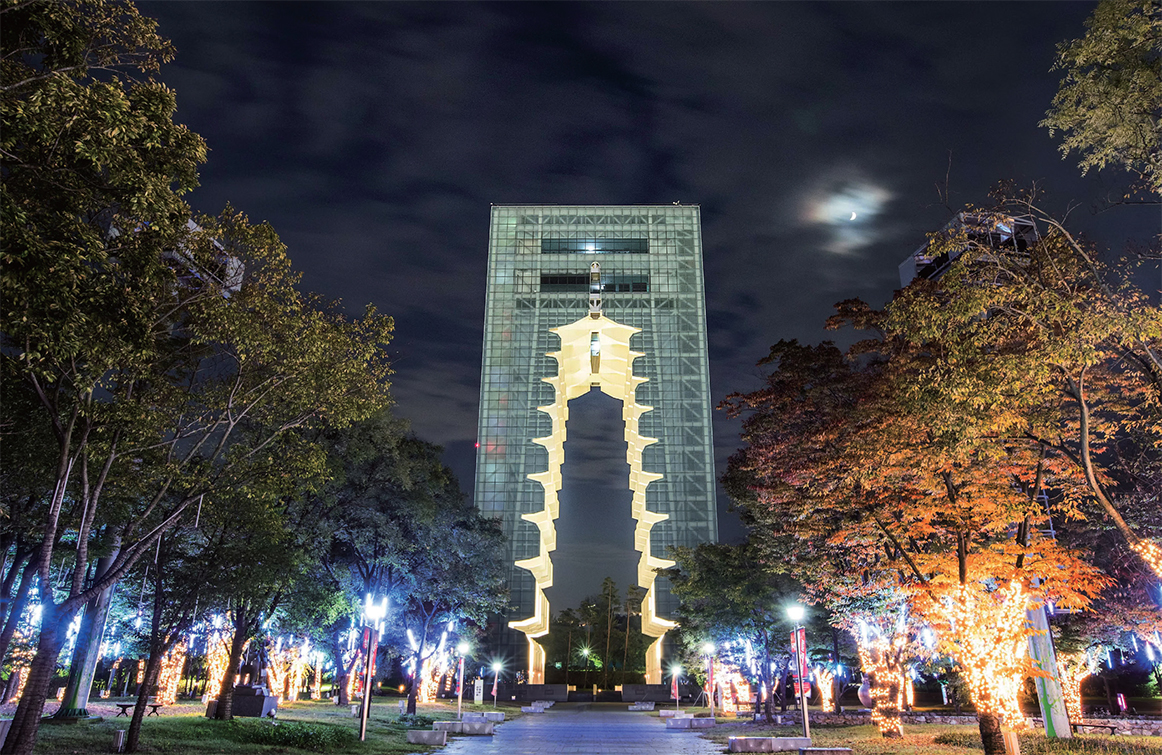 Tháp Gyeongju Tower được thiết kế lấy cảm hứng từ ngôi chùa gỗ chín tầng Hwangnyongsa, là đài quan sát toàn cảnh cho phép du khách chiêm ngưỡng vẻ đẹp thành phố và thưởng thức trình diễn đa phương tiện sinh động. Tòa tháp còn có vườn sân thượng ngoài trời và quán cà phê lý tưởng để ngắm hoàng hôn. © Tổ chức Du lịch Hàn Quốc, Lee Beom-su