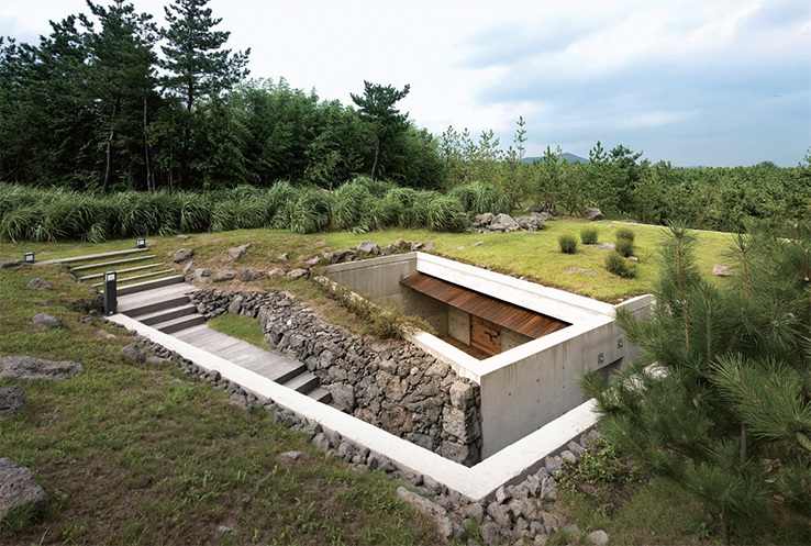 Jedong Ranch: Meditation Space, 2010 / © Hwang Wooseop.