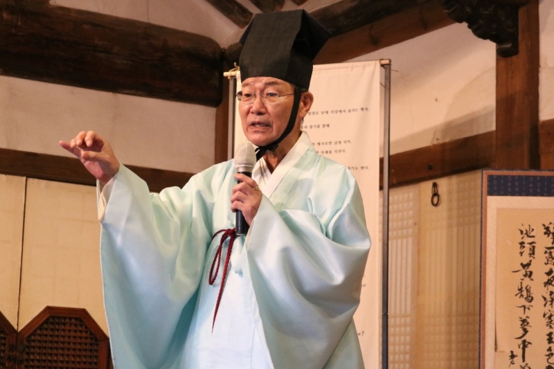 Ông Kim Yong-pil, học giả thuộc Viện Hàn Lâm, Đại học Sungkyunkwan hướng dẫn tại chương trình trải nghiệm nghi lễ Charye. (Ảnh: Phan Thị Thu Đào)