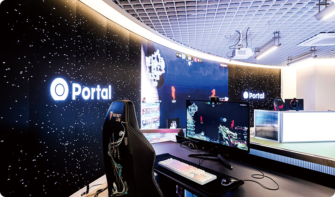 Portal PC ở khu Gangnam (Seoul) thậm chí còn có khu thi đấu eSports riêng, với màn hình lớn hiển thị hình ảnh của người chơi phía sau – tạo nên không gian thi đấu sống động như trong giải đấu chuyên nghiệp. © Portal PC