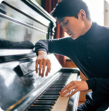Nghệ sĩ piano Cho Seong-jin, người đoạt Giải nhất Cuộc thi Piano Chopin lần thứ 17 năm 2015. © Christoph Kostlin, Deutsche Grammophon