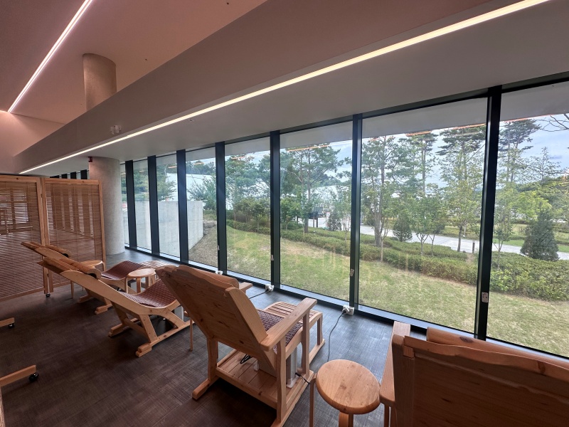 Tầng ba của Rainbow Healing Center là nơi trái tim tôi thực sự tìm thấy sự bình yên. Trong không gian mở hướng ra núi non hùng vĩ, tôi ngồi xếp đá, ngâm chân thảo dược, và thực hành vài động tác yoga nhẹ nhàng. (Ảnh: Phạm Thị Mỹ Hạnh)