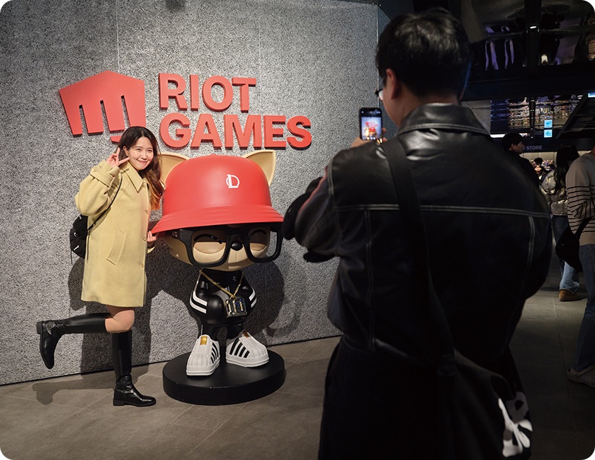 Các bức tượng nhân vật LoL được bố trí khắp nơi, là góc chụp ảnh lý tưởng cho khách tham quan.
