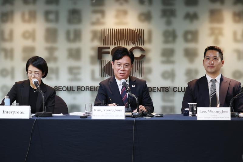▲ 김영훈 고용노동부 장관(가운데)이 20일 서울 중구 한국프레스센터 외신기자클럽 라운지에서 열린 ‘고용노동부장관 외신기자 정책설명회’에서 외국인 노동자들의 권익보호를 강화하고 포용적인 노동정책을 만들겠다고 밝히고 있다. Bộ trưởng Bộ Việc làm và Lao động Hàn Quốc Kim Young Hoon (chính giữa) trong một buổi thuyết trình chính sách diễn ra ở Trung tâm Báo chí Hàn Quốc, quận Jung-gu, thành phố Seoul vào ngày 20/10/2025. (Ảnh: Lee Jeong Woo / Korea.net)