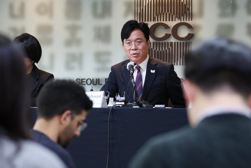 ▲ 김영훈 고용노동부 장관이 20일 외신기자클럽 라운지에서 열린 ‘고용노동부장관 외신기자 정책설명회’에서 외국인 노동자를 위한 정부의 통합 지원방안 마련 방침을 밝히고 있다. Bộ trưởng Bộ Việc làm và Lao động Hàn Quốc Kim Young Hoon trong một buổi thuyết trình chính sách diễn ra ở Trung tâm Báo chí Hàn Quốc, quận Jung-gu, thành phố Seoul vào ngày 20/10/2025. (Ảnh: Lee Jeong Woo / Korea.net)
