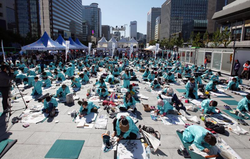 ▲제579돌 한글날을 맞아 9일부터 18일까지 전국 곳곳에서 다양한 기념행사가 열린다. 사진은 서울 광화문광장에서 열린 한글날 행사 모습. Hàng loạt sự kiện và hoạt động sẽ được tổ chức trên khắp cả nước Hàn Quốc từ ngày 9-18/10 để kỷ niệm Ngày Hangeul lần thứ 579. (Ảnh: Korea.net - 코리아넷 DB)
