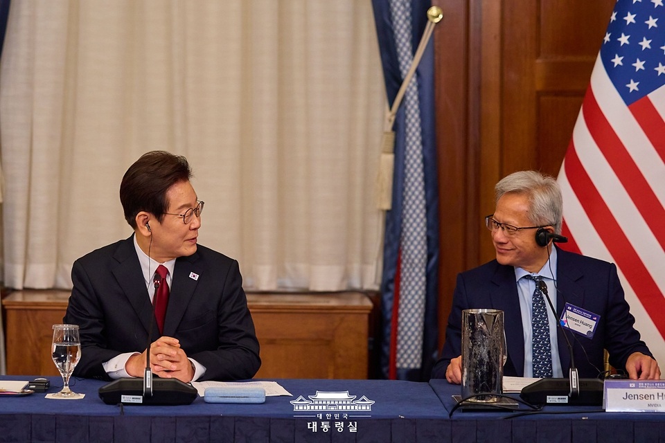 ▲ 젠슨 황 엔비디아 최고경영자(CEO)를 비롯해 구글, 마이크로소프트, 씨티그룹 등 글로벌 기업인들이 참석하는 ‘아시아태평양경제협력체(APEC) CEO 서밋’이 오는 28일부터 31일까지 경주에서 열린다. 사진은 지난 8월 25일(현지 시간) 이재명 대통령(왼쪽)이 미국 워싱턴 D.C. 윌라드 호텔에서 열린 한·미 비즈니스 라운드테이블에서 젠슨 황과 대화하고 있는 모습. Tổng thống Hàn Quốc Lee Jae Myung (bên trái) và Giám đốc điều hành Nvidia Jensen Huang trong hội nghị bàn tròn doanh nghiệp Hàn Quốc - Mỹ được tổ chức tại Washington D.C. (Mỹ) vào ngày 25/8/2025. (Ảnh: Văn phòng Tổng thống Hàn Quốc - 대한민국 대통령실)