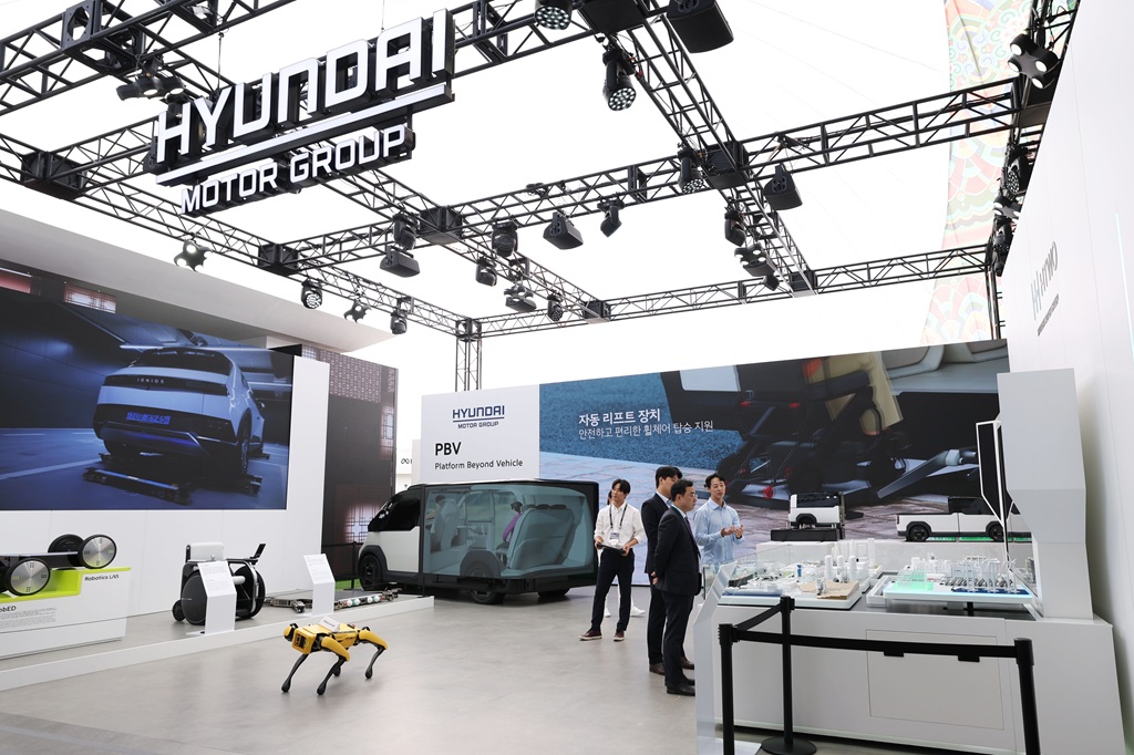 ▲ 현대자동차그룹이 29일 경북 경주시 경주엑스포대공원 에어돔에서 열린 'K-테크 쇼케이스'에서 수소와 목적 기반 모빌리티(PBV), 로보틱스 사업의 핵심 기술을 선보이며 관람객을 맞이하고 있다. Ngày 29/10/2025, tập đoàn Hyundai Motor đã giới thiệu các công nghệ về xe chuyên dụng được chế tạo cho mục đích (PBV, Purpose Built Vehicle) và robot trong triển lãm “K-Tech Showcase” ở Công viên Gyeongju Expo Grand, thành phố Gyeongju, tỉnh Gyeongsangbuk-do. (Ảnh: Park Daejin / Korea.net)