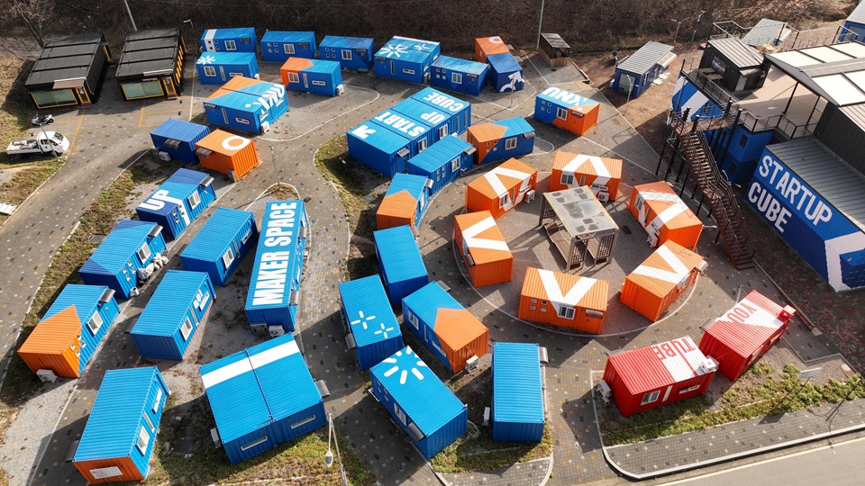 ▲ 강원대학교가 조성한 'KNU 스타트업 큐브'. 코워킹 스페이스, 창작 공방, 강의실, 회의실 등으로 구성된 이곳에 학생 창업동아리와 연구소, 기업 등 바이오 예비 창업자 70여 곳이 입주해 있다. Được điều hành bởi Đại học Quốc gia Kangwon (KNU) ở thành phố Chuncheon (tỉnh Gangwon-do), “KNU Startup Cube” hiện đang hỗ trợ 70 câu lạc bộ khởi nghiệp sinh viên, đội nghiên cứu và công ty có kế hoạch khởi nghiệp trong lĩnh vực công nghệ sinh học. (Ảnh: Quỹ hợp tác công nghiệp của Đại học Quốc gia Kangwon)