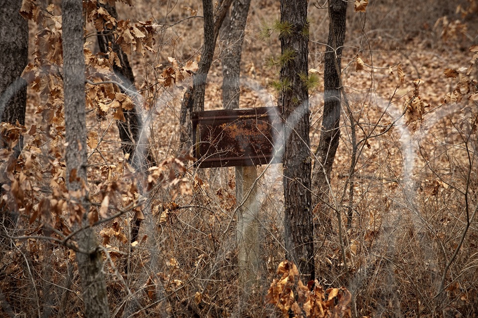 ▲ 국방부가 17일 비무장지대 군사분계선 기준선 설정을 논의하기 위해 북한에 군사회담을 제안했다. 사진은 철조망 뒤 녹이 슨 군사분계선 표지판. Ngày 17/11, Bộ Quốc phòng Hàn Quốc đã đề xuất với Bắc Triều Tiên tổ chức hội đàm quân sự để thảo luận về việc thiết lập đường ranh giới quân sự (Military Demarcation Line, MDL) trong khu phi quân sự (DMZ). Trong ảnh là mốc chỉ giới quân sự đã bị gỉ sét theo thời gian và khó nhận dạng, nằm phía sau hàng rào thép gai. (Ảnh:: Park Jong-woo / Ủy ban Bản quyền Hàn Quốc - 박종우 / 한국저작권위원회)