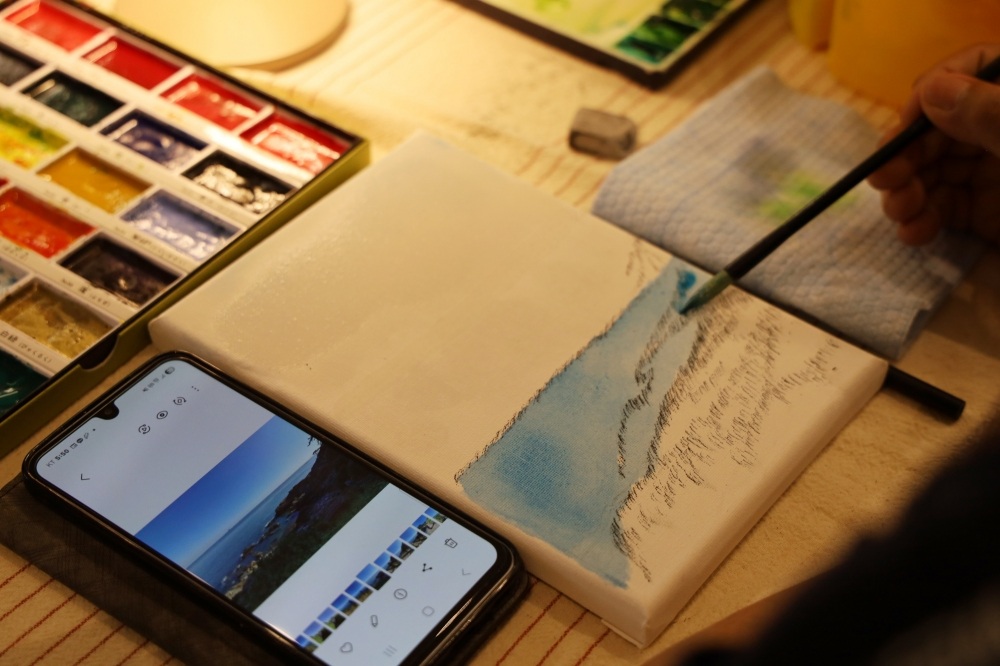 ▲ '남해 외갓집'은 드로잉 체험 등 다양한 프로그램을 운영한다. “Nhà ngoại ở Namhae” tổ chức nhiều chương trình như trải nghiệm vẽ tranh. (Ảnh: Tổng cục Du lịch Hàn Quốc) 