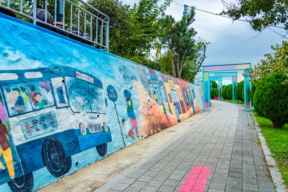 ▲ 동해 묵호의 옛 풍경이 그려진 논골담길 벽화. Bức bích họa trên đường Nongoldam-gil vẽ lại phong cảnh trước đây của Mukho (Donghae). (Ảnh: Tổng cục Du lịch Hàn Quốc) 