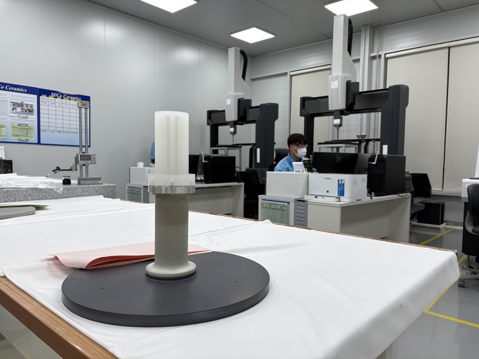 ▲ 미코세라믹스 직원이 6일 강원 강릉 제4공장 품질검사실에서 반도체 장비에 들어가는 '알루미늄 나이트라이드(AlN) 히터' 부품 크기를 측정하고 있다. 정밀 치수 검사는 설계 기준에 맞게 제작됐는지를 확인하는 핵심 과정이다. Ngày 6/11, nhân viên MiCo Ceramics đo kích thước linh kiện “bộ gia nhiệt nhôm nitride (AlN heater)” dùng trong thiết bị bán dẫn tại phòng kiểm tra chất lượng của Nhà máy số 4 ở Gangneung, Gangwon. Việc kiểm tra kích thước chính xác là quy trình quan trọng để xác minh sản phẩm được chế tạo đúng theo tiêu chuẩn thiết kế. (Ảnh: Charles Audouin / Korea.net)