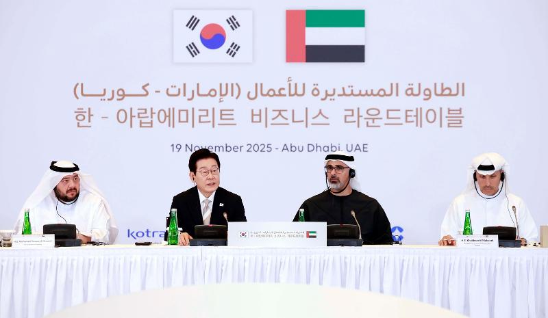▲ 아랍에미리트(UAE)를 국빈 방문 중인 이재명 대통령이 19일(현지 시간) 아부다비의 한 호텔에서 열린 한-UAE 비즈니스 라운드테이블에서 발언하고 있다. Tổng thống Hàn quốc Lee Jae Myung trong Hội nghị Bàn tròn Doanh nghiệp Hàn Quốc - Các Tiểu vương quốc Ả Rập Thống nhất (UAE) diễn ra tại một khách sạn ở Abu Dhabi vào ngày 19/11/2025. (Ảnh: Yonhap News - 연합뉴스)