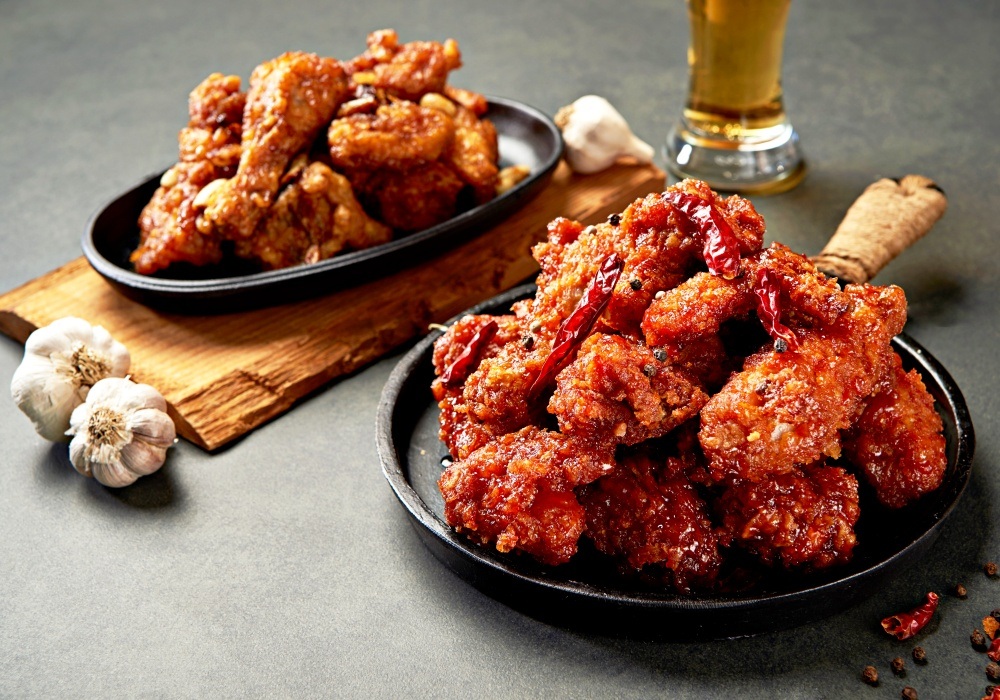 ▲올해 해외 소비자들에게 가장 많은 사랑을 받은 한식 메뉴는 "케이(K)-치킨"으로 확인됐다. 사진은 마늘과 고추 등 한국의 양념 재료로 만든 한국식 양념치킨. Yangnyeom chicken (gà rán sốt cay) của Hàn Quốc. (Ảnh: iclickart) © Toàn bộ bản quyền bức ảnh này thuộc về iclickart. Những hành vi vi phạm bản quyền tác giả như sử dụng, sao chép, sửa đổi, phân phối trái phép bị nghiêm cấm.