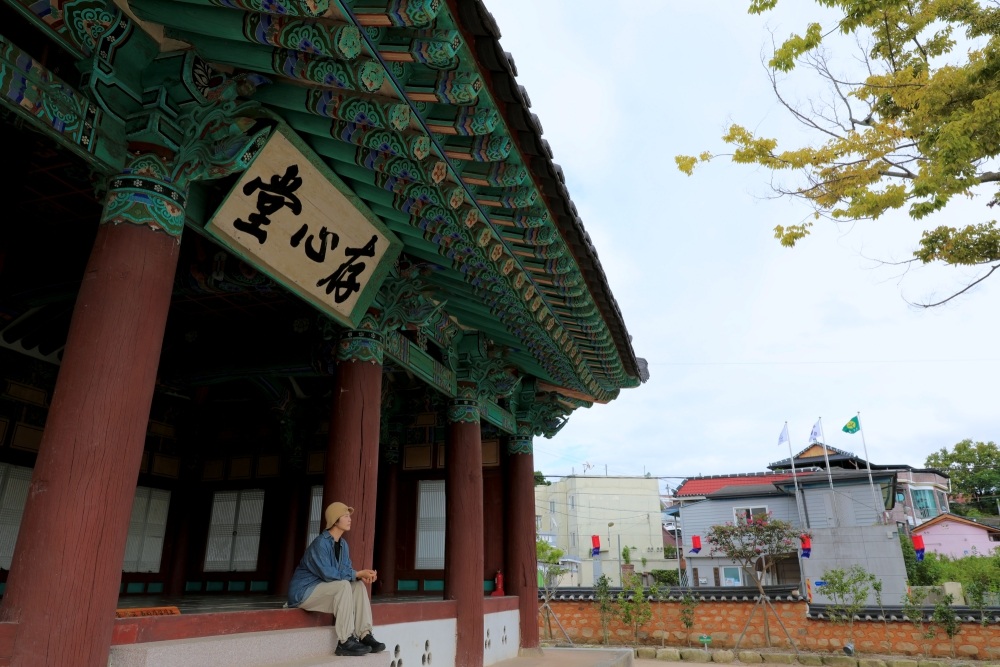 ▲ 전남 고흥군 존심당 대청마루에서 즐기는 여유로운 시간. Thư giãn tại Daecheongmaru ở Jonsimdang, huyện Goheung-gun, tỉnh Jeollanam-do. (Ảnh: Tổng cục Du lịch Hàn Quốc) 