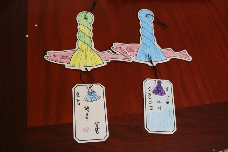 Cá minh thái trừ tà được làm thủ công từ bộ kit giấy, tái hiện phong tục cầu may của người Hàn Quốc trong dịp Đông chí. (Ảnh: Phan Thị Thu Đào)
