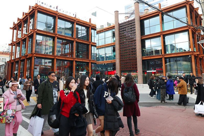 ▲ 문화체육관광부는 23일 올해 한국을 방문한 외래관광객이 1870만 명을 돌파해 역대 최고치를 기록할 전망이라고 밝혔다. 사진은 서울 성동구 성수동을 찾은 내외국인 관광객. Hình ảnh chụp các du khách trong và ngoài nước đến thăm khu phố Seongsu-dong, quận Seongdong-gu, thành phố Seoul vào tháng 12/2025. (Ảnh: Lee Jeong Woo / Korea.net - 이정우 기자 b1614409@korea.kr)