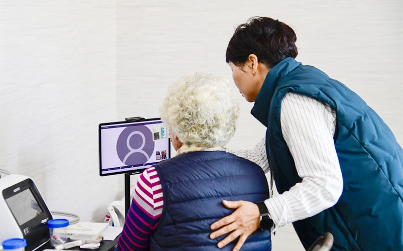 ▲ 보건복지부는 비대면진료 제도화를 위한 의료법 개정안이 2일 국회 본회의를 통과했다고 밝혔다. 사진은 한 어르신이 전북 남원시 거점 경로당에 설치한 비대면 진료 시스템으로 진료받고 있는 모습. Bộ Y tế và Phúc lợi Hàn Quốc thông báo dự thảo sửa đổi Luật Y tế nhằm hệ thống hóa hình thức khám chữa bệnh từ xa đã được thông qua tại phiên họp toàn thể Quốc hội vào ngày 2 vừa qua. Trong ảnh là một người cao tuổi đang được khám bệnh thông qua hệ thống khám chữa bệnh từ xa được lắp đặt tại nhà văn hóa người cao tuổi ở thành phố Namwon, tỉnh Jeollabuk-do. (Ảnh: Chính quyền thành phố Namwon - 남원시)