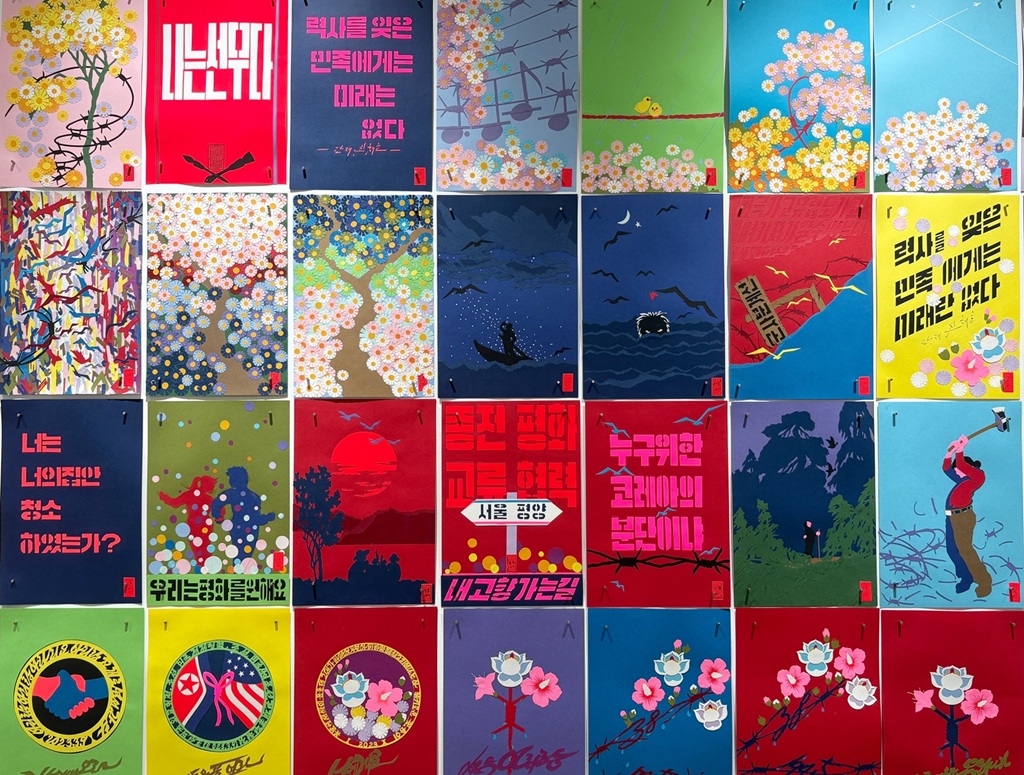 ▲ 선무 작가의 '색종이작품' 일부. 작품은 유화 92점으로 구성됐다. Một phần trong “tác phẩm giấy màu” của họa sĩ Sun Mu. Bộ sưu tập này gồm 92 bức tranh sơn dầu. (Ảnh: Charles Audouin)