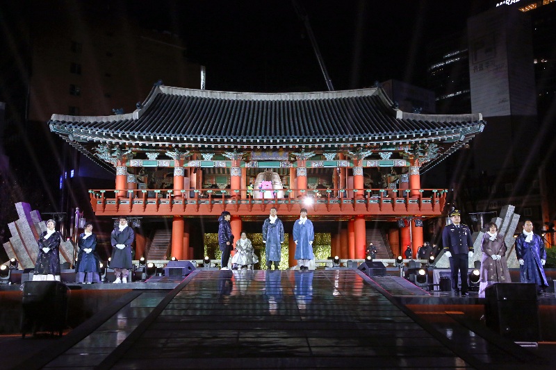 ▲ 한국의 연말 전통 행사인 '제야의 종 타종식'이 오는 31일 보신각 일대에서 열린다. 사진은 지난해 '제야의 종 타종식' 모습. Lễ rung chuông chào năm mới 2026 sẽ diễn ra tại tháp chuông Bosingak, quận Jongno-gu, thành phố Seoul vào ngày 31/12/2025. (Ảnh: Chính quyền thành phố Seoul)