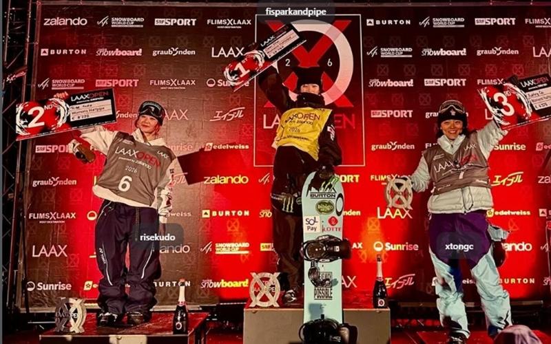 ▲ 18일 스위스 락스에서 열린 국제스키·스노보드연맹(FIS) 스노보드 월드컵 하프파이프 여자 결선에서 최가온(가운데)이 우승한 후 시상식에서 포즈를 취하고 있다. Vận động viên trượt ván tuyết Choi Gaon (bên trái) của Hàn Quốc đã giành chiến thắng trong trận chung kết nội dung Half-pipe nữ tại Giải vô địch trượt ván tuyết thế giới 2025-26 do Liên đoàn Trượt tuyết Quốc tế (FIS) tổ chức ở thành phố Laax, bang Grisons vào ngày 17/1/2026 (giờ Thụy Sĩ). (Ảnh: Trang web chính thức của Liên đoàn Trượt tuyết Quốc tế - 최가온 공식 인스타그램)