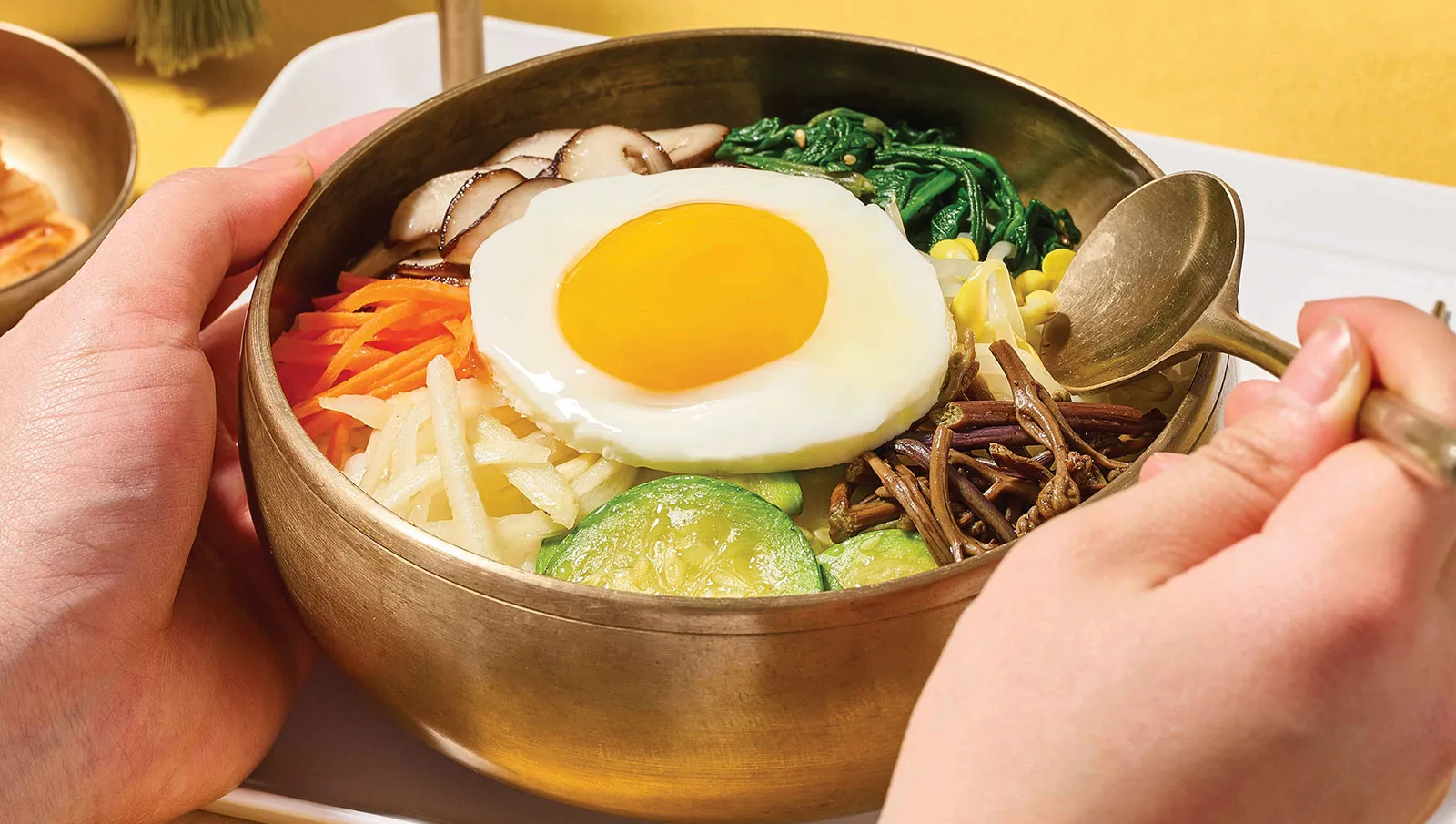 Jeonju (tỉnh Jeollabuk-do) đặc biệt nổi tiếng với bibimbap. Với namul (rau trộn), thịt bò, giá đỗ địa phương và cheongpomuk (thạch đậu xanh), bibimbap Jeonju được xem là một trong những phiên bản biểu tượng nhất. ⓒ Korea Tourism Organization, Alex Bundo
