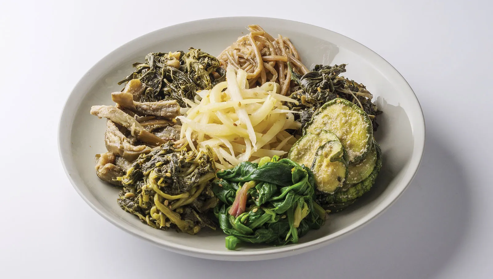 Namul là thành phần quan trọng của bibimbap, gồm rau luộc hoặc xào nhẹ rồi nêm gia vị—thường được ví như “salad kiểu Hàn”. ⓒ Shutterstock
