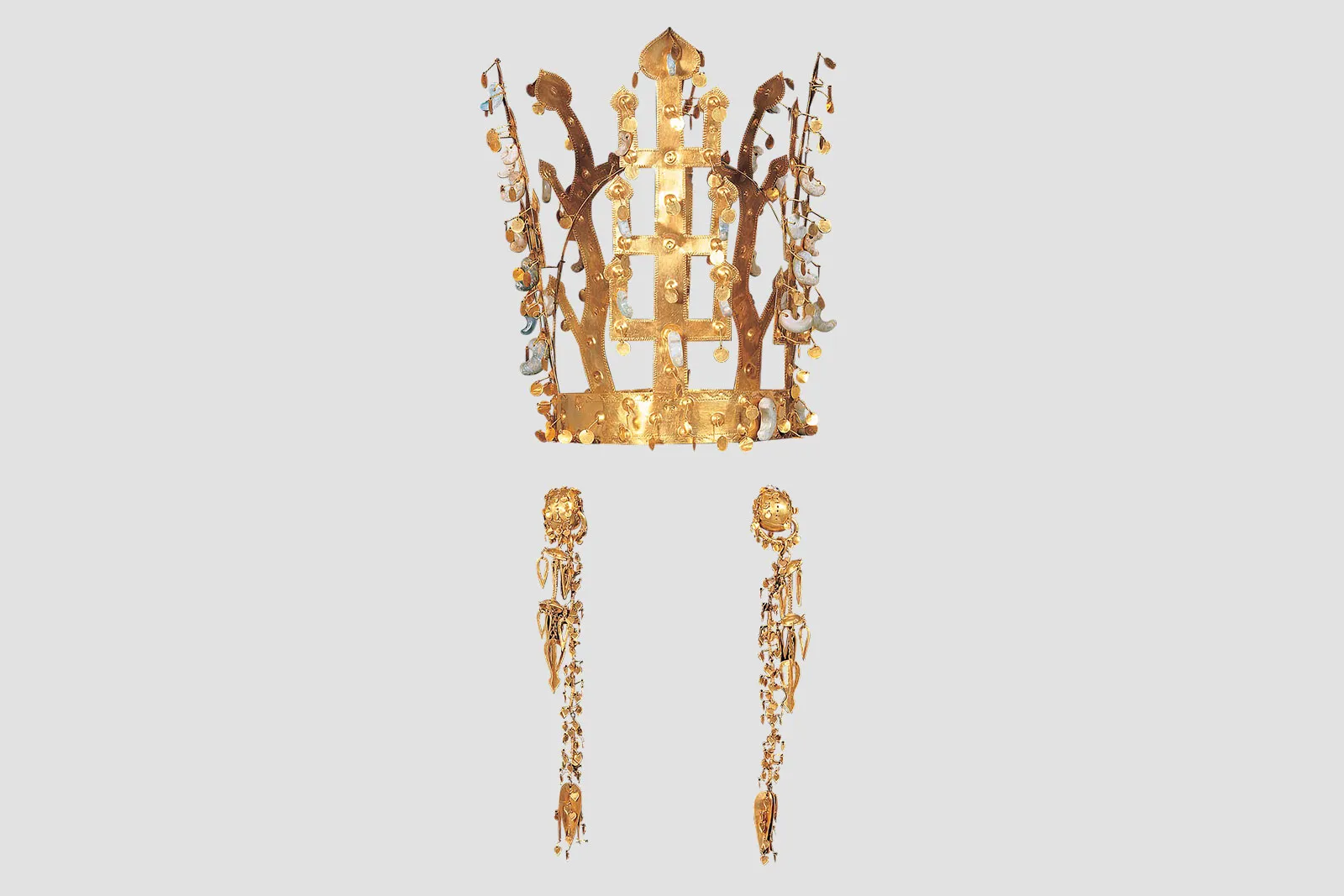 Vương miện vàng và trang sức từ mộ Seobongchong, thời Tam Quốc, vương quốc Silla (57 TCN–676 SCN) © Bảo tàng Quốc gia Hàn Quốc.