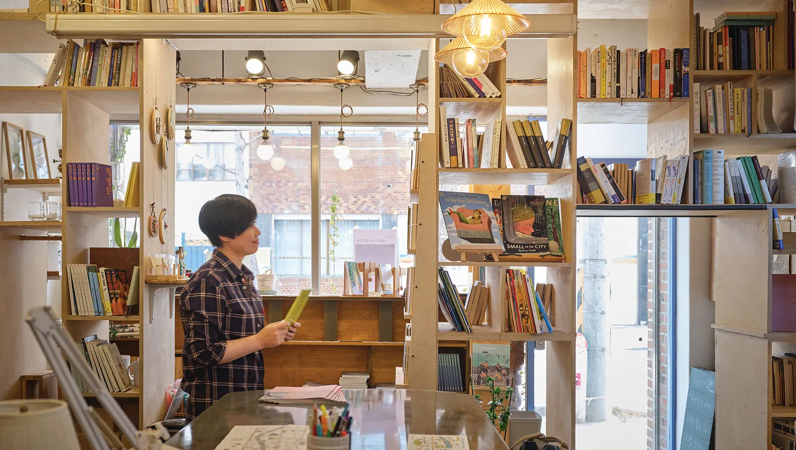 Có nhiều hiệu sách nhỏ gần suối Jemincheon.
