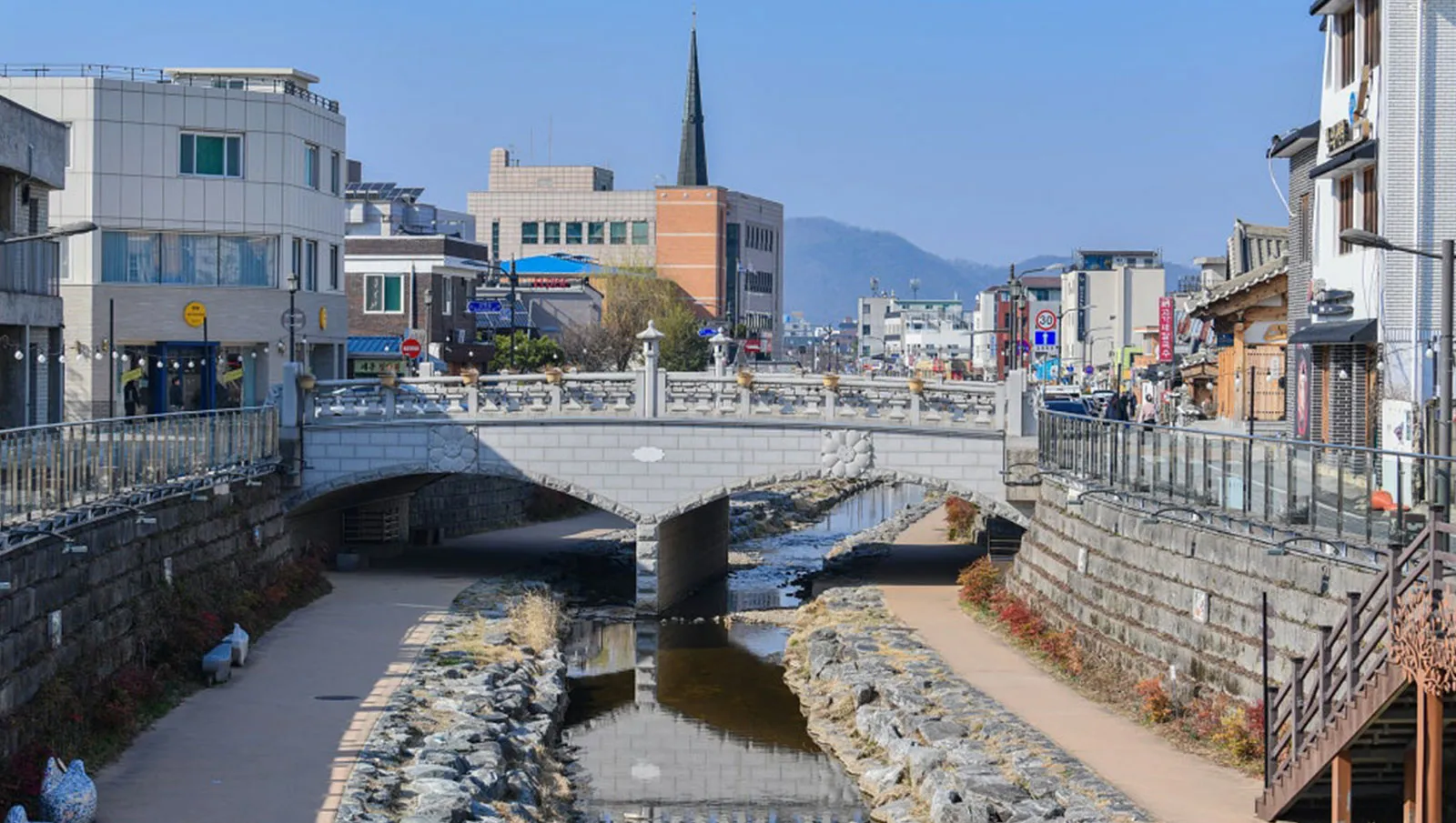 Suối Jemincheon ⓒ Thành phố Gongju, Kim Tae-sang.
