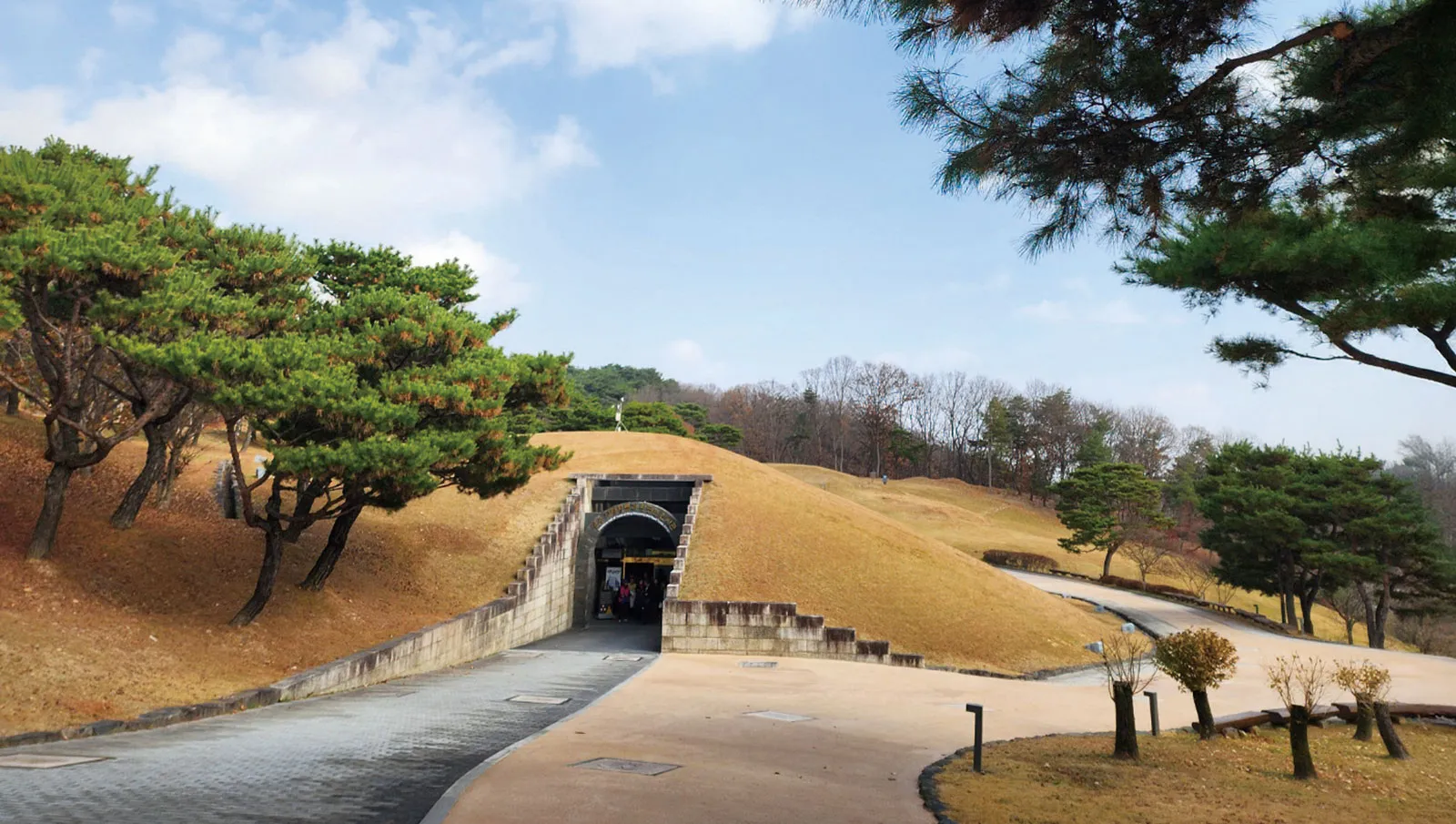 Lăng vua Muryeong là lăng mộ hoàng gia duy nhất thời Tam Quốc (thế kỷ 4–7) xác định rõ danh tính người an táng và được bảo tồn theo dạng đường hầm để khách tham quan có thể nhìn vào bên trong.
