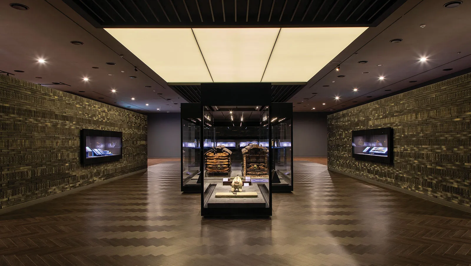 Tại bảo tàng có khu tái hiện trung thực bên trong Lăng vua Muryeong và trưng bày các hiện vật khai quật.
