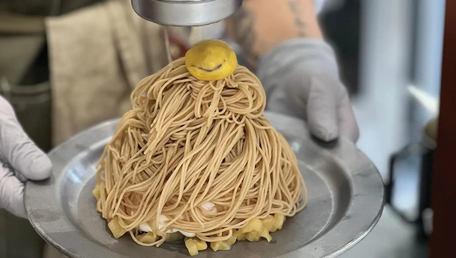 Tại Chez Marron, quán cà phê phục vụ món tráng miệng Mont Blanc làm tươi ngay tại chỗ bằng hạt dẻ. © Instagram @chez_marron_official.
