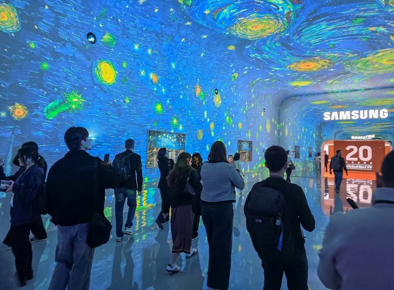 ▲ 미국 라스베이거스에서 열리는 CES 2026 삼성전자 전시관에서 삼성 TV만의 통합 AI 플랫폼 '비전 AI 컴패니언'을 소개하고 있다. Gian hàng trưng bày “The First Look” của công ty Samsung Electronics tại Triển lãm CES (Triển lãm điện tử tiêu dùng) 2026, đã được tổ chức ở Las Vegas, Mỹ vào ngày 6-9/1/2026. (Ảnh: Samsung Electronics - 삼성전자)