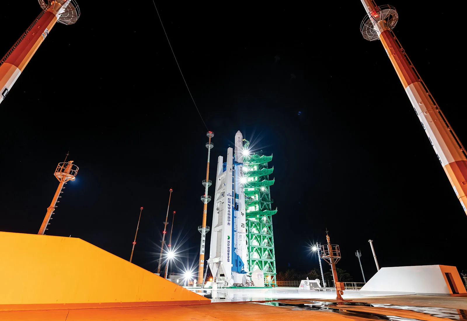 Tên lửa Nuri (KSLV-II) ngay trước thời điểm cất cánh thành công từ Trung tâm Vũ trụ Naro tại huyện Goheung, tỉnh Jeollanam-do vào ngày 27/11/2025.