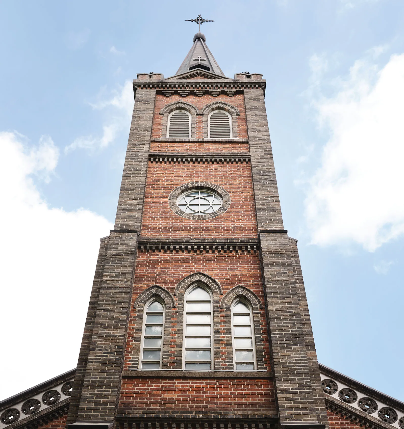 Tọa lạc ở trung tâm Gongju, nhà thờ được thành lập năm 1897 và tòa nhà hiện nay hoàn thành năm 1937. Nằm trên đồi cao, nơi đây có thể nhìn bao quát thành phố.