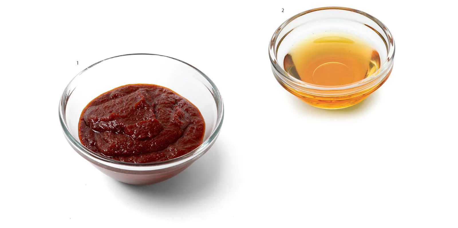 Gochujang – sốt chính trong bibimbap, là gia vị truyền thống Hàn nổi bật với vị cay nhưng ngọt. © TongRo Image Inc.

Dầu mè – dầu thơm đại diện của ẩm thực Đông Á, thường đi cùng gochujang, tạo vị béo bùi đậm đà. © Gettyimages Korea