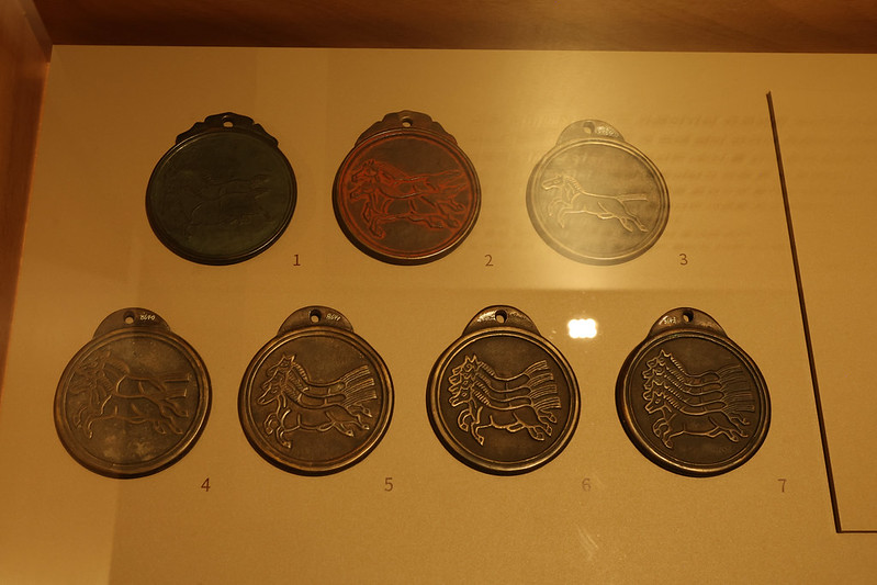 ▲ 서울 종로구 국립민속박물관에서 열리는 특별전시 '말들이 많네'에 전시되어 있는 마패. Mapae (tấm lệnh bài khắc hình con ngựa) được trưng bày trong triển lãm “The Famous Feast of the Horse” diễn ra tại Bảo tàng Dân gian Quốc gia Hàn Quốc, quận Jongno-gu, thành phố Seoul vào ngày 16/12/2025. (Ảnh: Park Daejin / Korea.net - 박대진 기자 pacdaejin@korea.kr)