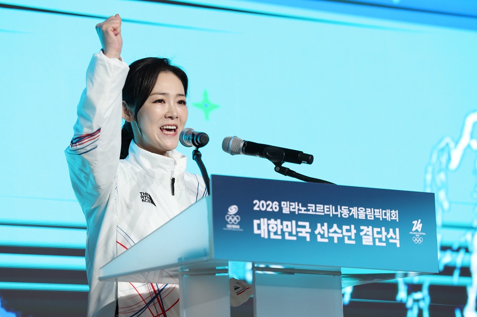 ▲ 이수경 선수단장이 22일 서울 송파구 올림픽파크텔에서 열린 '2026 밀라노·코르티나 동계올림픽 대한민국 선수단 결단식'에서 답사를 하고 있다. Bà Lee Soo-kyung - Chủ tịch Liên đoàn Trượt băng Hàn Quốc kiêm Trưởng Đoàn thể thao Hàn Quốc tham dự Thế vận hội mùa Đông Milano - Cortina 2026 đã có bài phát biểu trong lễ xuất quân được tổ chức tại khách sạn Seoul Olympic Parktel, quận Songpa-gu, thành phố Seoul. (Ảnh: Lee Jeong Woo / Korea.net)