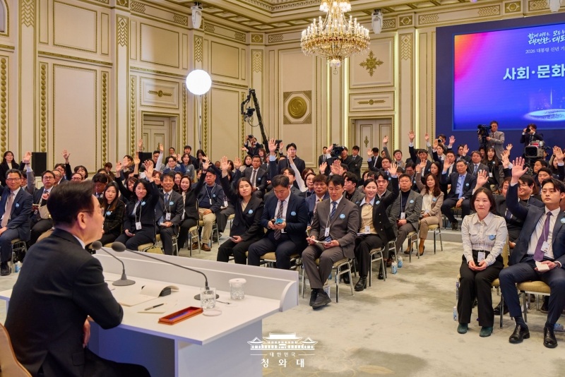 ▲ 이재명 대통령이 21일 청와대 영빈관에서 신년 기자회견에서 기자들의 질문 신청을 받고 있다. Tổng thống Hàn Quốc Lee Jae Myung đã trả lời câu hỏi trong buổi họp báo nhân dịp năm mới được tổ chức ở nhà khách Yeongbingwan của Phủ Tổng thống Cheong Wa Dae (Nhà Xanh), quận Jongno-gu, thành phố Seoul vào ngày 21/1/2026. (Ảnh: Phủ Tổng thống Cheong Wa Dae - Nhà Xanh)