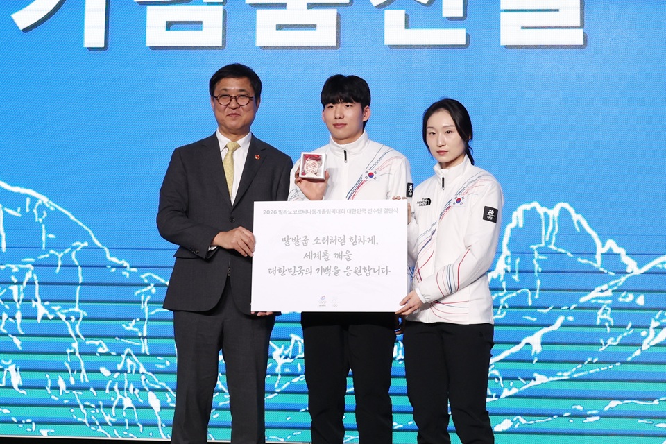 ▲ 최휘영 문화체육관광부 장관(왼쪽)이 22일 서울 송파구 올림픽파크텔에서 열린 '2026 밀라노·코르티나 동계올림픽 대한민국 선수단 결단식'에서 정재원(가운데), 최민정 선수에게 격려 메시지와 기념품을 전달하고 있다. Bộ trưởng Bộ Văn hóa, Thể thao và Du lịch Hàn Quốc Chae Hwi-young (bên trái) ngày 22 tháng 1 đã gửi lời động viên và tặng quà lưu niệm đến vận động viên trượt băng tốc độ Chung Jae-won (giữa) và vận động viên trượt băng tốc độ cự ly ngắn Choi Min-jeong tại lễ xuất quân Đoàn thể thao Hàn Quốc tham dự Thế vận hội mùa Đông Milano - Cortina 2026, được tổ chức ở khách sạn Seoul Olympic Parktel, quận Songpa-gu, thành phố Seoul. (Ảnh: Lee Jeong Woo / Korea.net)