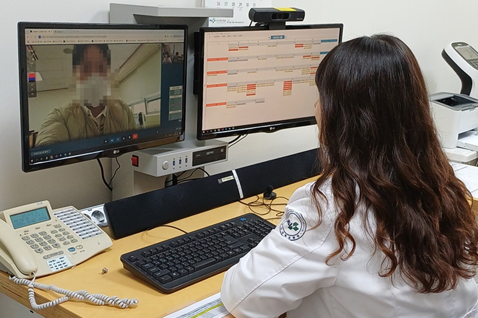 ▲ 해양수산부는 8일 연안선박 선원들에게 제공하는 ‘24시간 무료 원격 의료지원 서비스’를 확대 추진한다고 밝혔다. Ngày 8/2, Bộ Hải dương và Thủy sản Hàn Quốc thông báo sẽ mở rộng dịch vụ hỗ trợ y tế từ xa miễn phí 24/7 dành cho thuyền viên trên các tàu ven biển. (Ảnh: Bộ Hải dương và Thủy sản Hàn Quốc - 해양수산부)