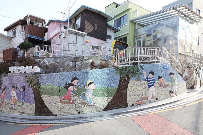 ▲ 부산시 서구 아미동 비석마을 모습. 1906년 천마산 중턱 경사지에 들어선 일본인 공동묘지 터에 피란민들이 생존을 위한 거처를 마련해 형성된 마을이다. 묘지 비석과 상석을 축대나 주춧돌 삼아 집을 지어 '비석마을'이란 이름이 붙었다. Làng bia mộ Ami-dong tại quận Seo-gu, thành phố Busan. Ngôi làng được hình thành khi người tị nạn dựng chỗ ở trên khu nghĩa trang tập thể của người Nhật được xây trên sườn núi Cheonmasan vào năm 1906. Bia mộ và đế mộ được dùng làm tường chắn và móng nhà, từ đó nơi này mới có tên gọi “làng bia mộ”. (Ảnh: Lee Jeongwoo)