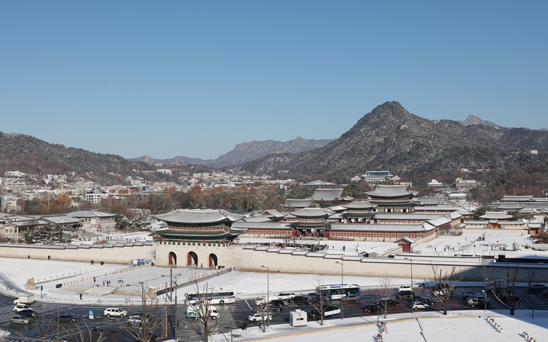 ▲ 설 연휴를 맞아 궁궐과 왕릉이 무료로 개방된다. 경복궁에서는 관람객에게 '세화'를 나눠주는 행사도 열린다. 사진은 눈 덮인 경복궁 모습. Các cung điện và lăng mộ hoàng gia sẽ mở cửa miễn phí nhân dịp Tết. Tại Cung điện Gyeongbokgung còn diễn ra sự kiện tặng tranh Sehwa cho khách tham quan. Trong ảnh là khung cảnh Cung điện Gyeongbokgung phủ tuyết trắng. (Ảnh: Phóng viên Park Daejin pacdaejin@korea.kr - 박대진 기자 pacdaejin@korea.kr)