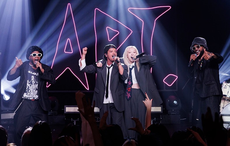 ▲ 문화체육관광부와 한국문화정보원이 25일 발표한 ‘2025 외신·소셜데이터로 보는 글로벌 한류 트렌드 분석 보고서'에 따르면 한류가 음악 중심에서 문학, 영화, 관광 등으로 다변화되고 있는 것으로 나타났다. 사진은 블랙핑크 로제와 브루노 마스의 듀엣곡 '아파트'(APT.) 공연 모습. Theo "Báo cáo phân tích xu hướng Hallyu toàn cầu qua truyền thông nước ngoài và dữ liệu mạng xã hội năm 2025" do Bộ Văn hóa, Thể thao và Du lịch cùng Viện Thông tin Văn hóa Hàn Quốc công bố ngày 25, làn sóng Hallyu đang trở nên đa dạng hơn, mở rộng trọng tâm từ lĩnh vực âm nhạc sang các lĩnh vực văn học, điện ảnh, du lịch, v.v. Trong hình là ca sĩ Rosé (BLACKPINK) và ca sĩ Bruno Mars đang biểu diễn ca khúc song ca “APT”. (Ảnh: CJ ENM)