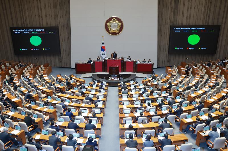 ▲ 12일 국회에서 열린 3월 임시국회 본회의 모습. Toàn cảnh phiên họp toàn thể của Quốc hội trong kỳ họp bất thường tháng 3, diễn ra ngày 12/3 tại Quốc hội Hàn Quốc. (Ảnh: Yonhap News - 연합뉴스)