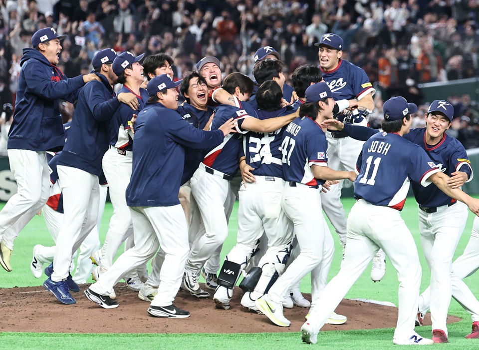 ▲ 9일 일본 도쿄돔에서 열린 2026 월드베이스볼클래식(WBC) C조 조별리그 최종전 대한민국과 호주의 경기. 호주를 꺾고 8강 진출을 확정한 한국 대표팀이 기뻐하고 있다. Ngày 9/3, tại Tokyo Dome (Nhật Bản), trong trận đấu cuối cùng của bảng C vòng bảng World Baseball Classic (WBC) 2026 giữa Hàn Quốc và Úc, đội tuyển Hàn Quốc vui mừng sau khi đánh bại Úc giành vé vào tứ kết. (Ảnh: Yonhap News - 연합뉴스).