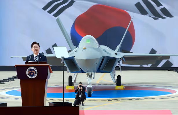 ▲ 이재명 대통령이 25일 경남 사천 한국항공우주산업(KAI)에서 열린 KF-21 양산 1호기 출고식에서 격려사를 하고 있다. Tổng thống Lee Jae Myung phát biểu tại lễ xuất xưởng chiếc KF-21 được sản xuất hàng loạt đầu tiên, diễn ra ngày 25/3 tại Korea Aerospace Industries (KAI) ở Sacheon, tỉnh Gyeongsang Nam. (Ảnh: Nhà Xanh)