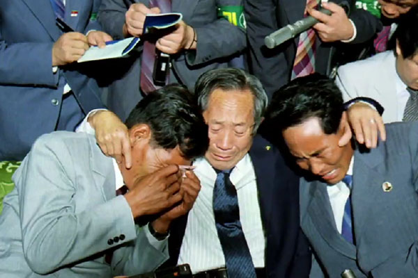 Người cha ôm chặt hai con trai bị chia cắt từ cuộc rút lui của quân đội Hàn Quốc ngày 4/1/1951 - Cuộc đoàn tụ gia đình ly tán đầu tiên năm 1985 ⓒ KTV